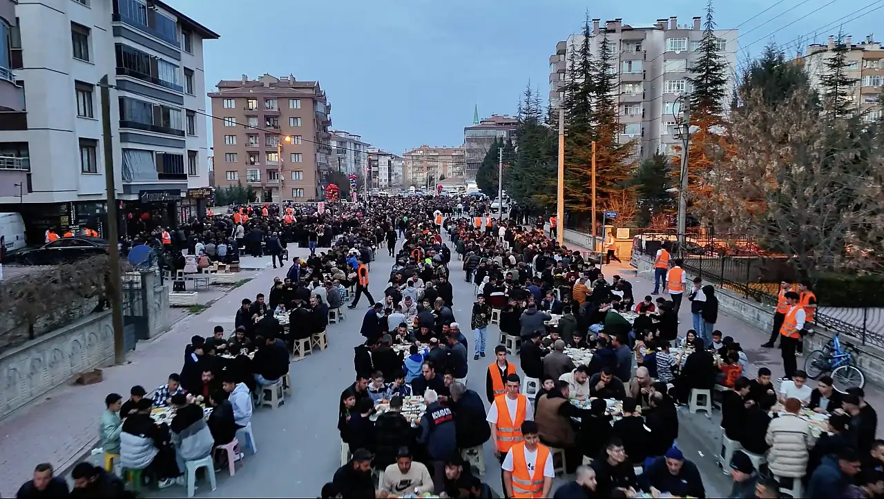 Karatay'da 16 Yıldır sürdürülen iftar geleneği, Konya'ya örnek oluyor
