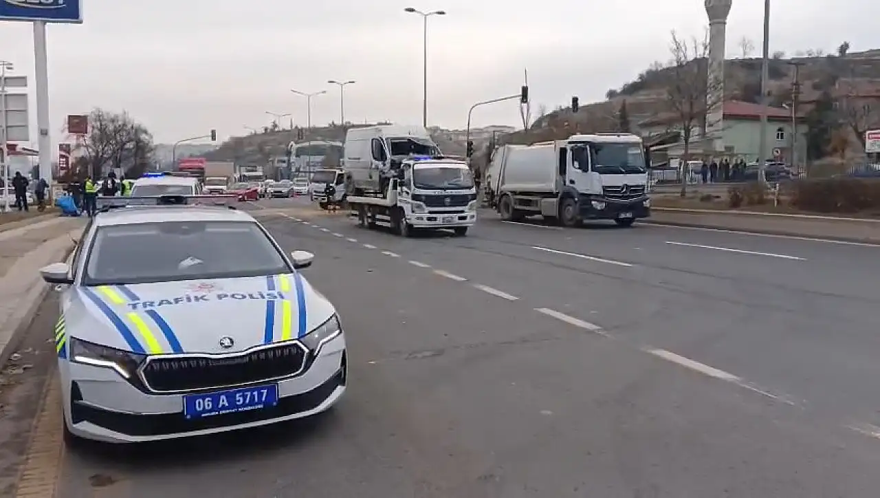 Minibüsle çarpışan otomobilin hurdaya döndü, sürücüsü kurtarılamadı