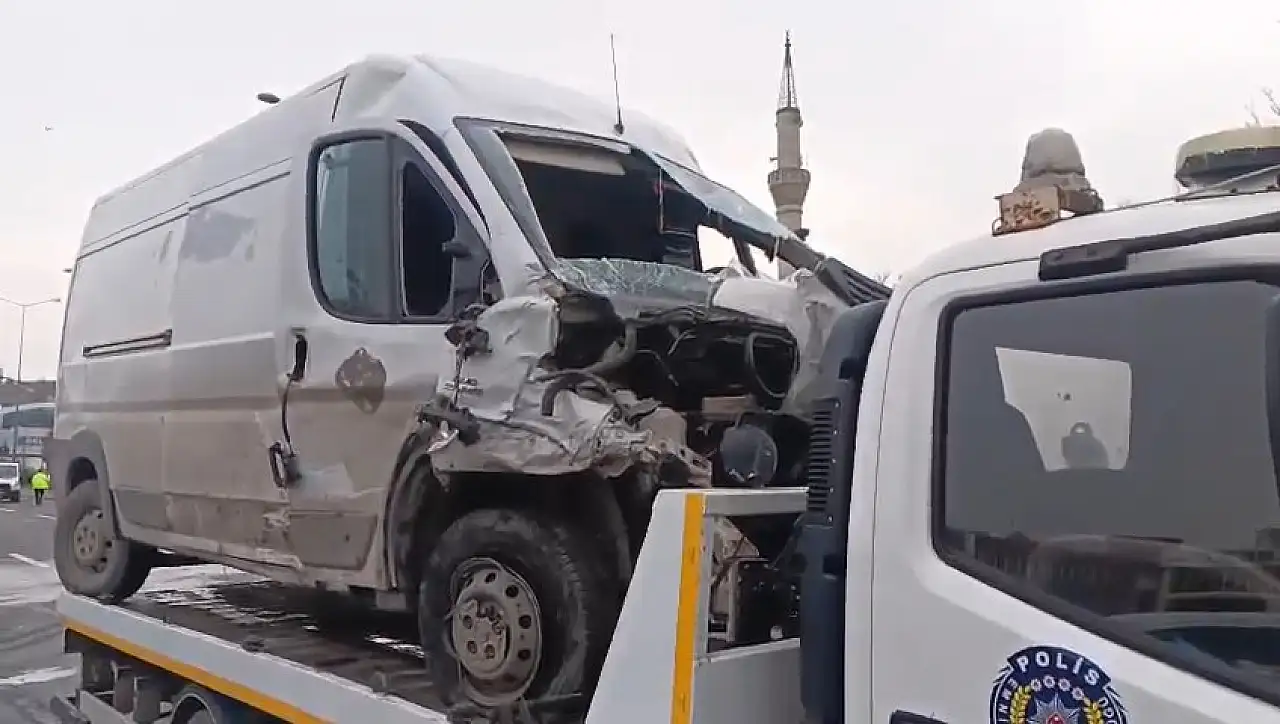 Minibüsle çarpışan otomobilin hurdaya döndü, sürücüsü kurtarılamadı