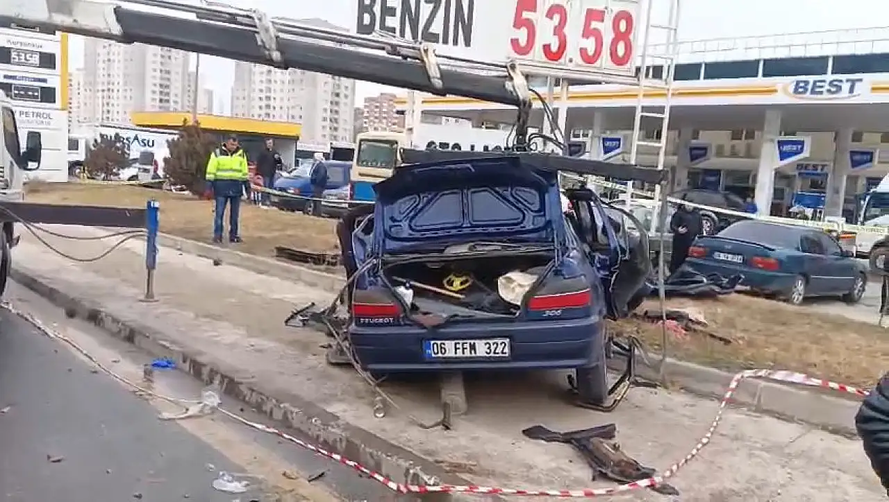 Minibüsle çarpışan otomobilin hurdaya döndü, sürücüsü kurtarılamadı