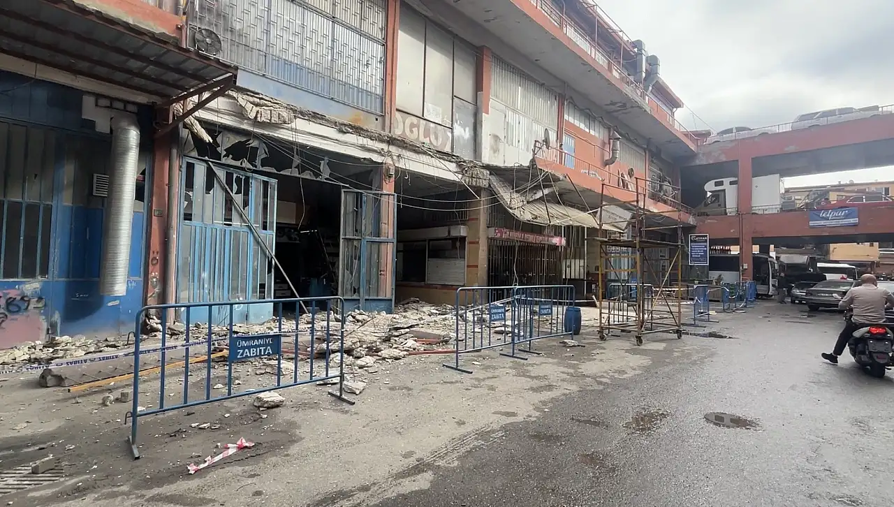 Balkon bir anda çöktü! 3 ölümden döndü