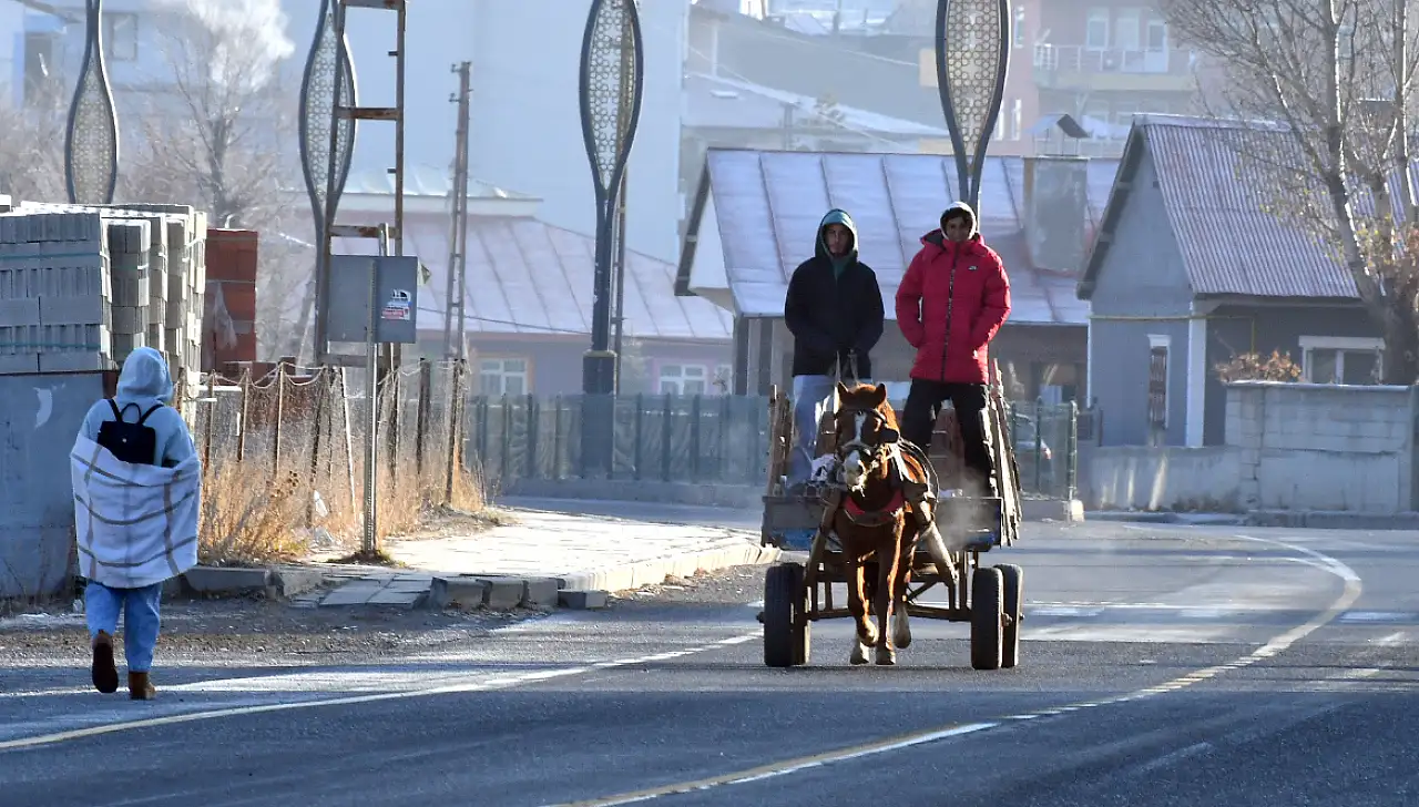 Gece sıcaklıkları eksi 5 dereceye düştü, kırağı etkili oldu!