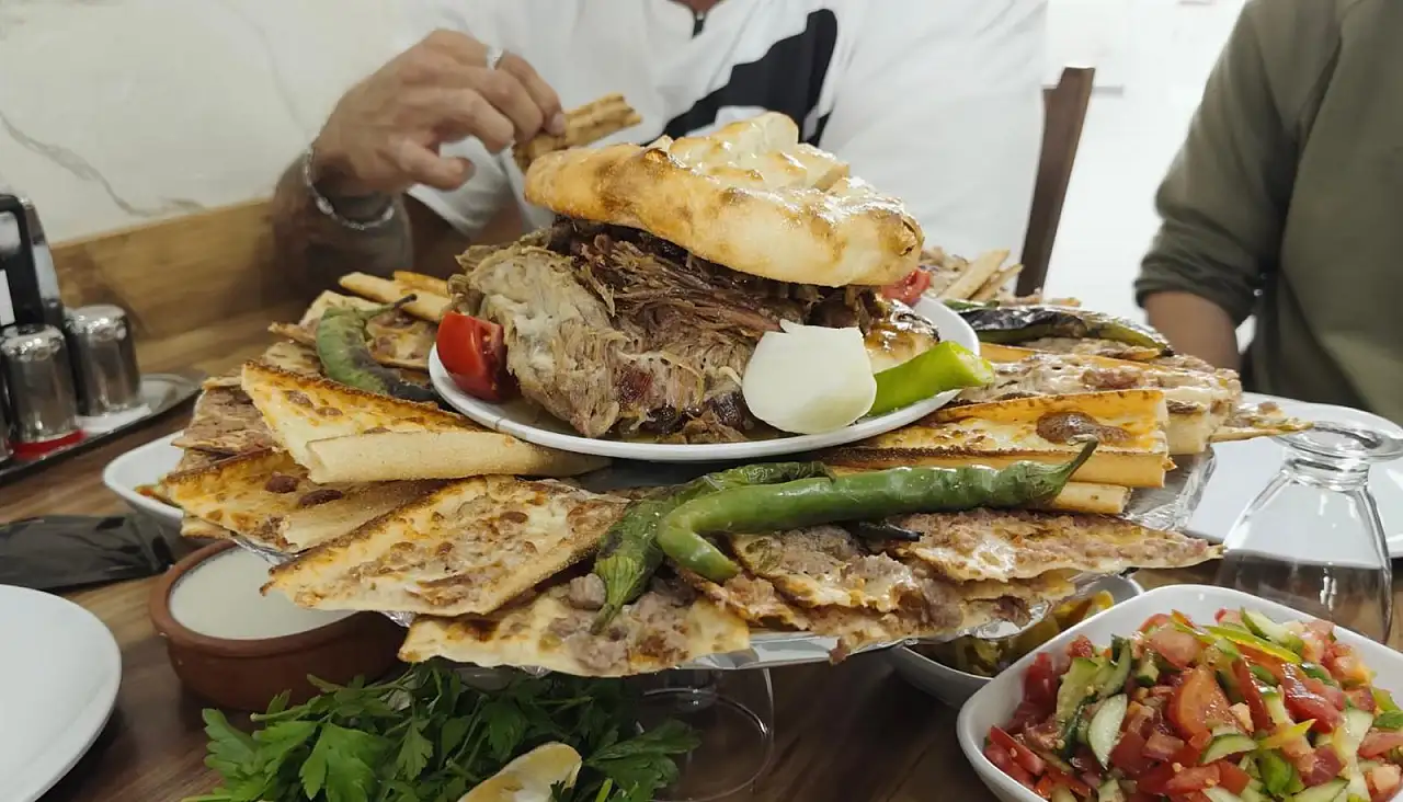 ÜNLÜ YOUTUBER KONYA'DA 1.9 PUANLI RESTORANA GİTTİ: FİYATLARI DUYAN ŞOKE OLDU!