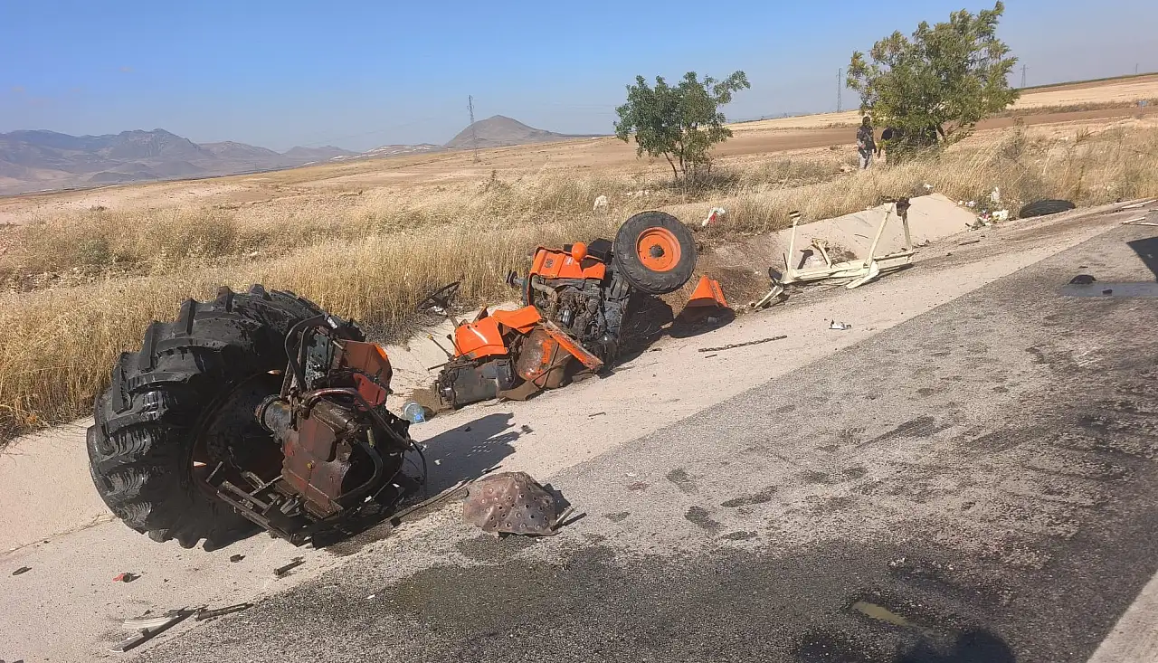 Konya yolunda kaza! Parçalara ayrılan traktördeki 2 kişi hastaneye kaldırıldı