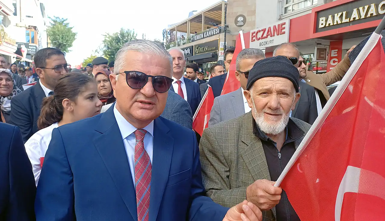 Konya'nın komşusunda duygulandıran yürüyüş: Atatürk'ün sesini yaşatan emekli postacı damga vurdu