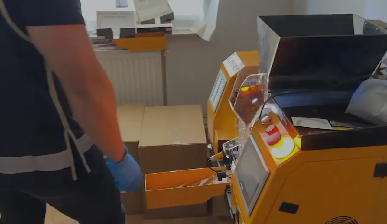 Konya'da lise karşısında kaçak sigara imalathanesi kurmuşlar: Emniyet güçlerinden kaçamadılar!