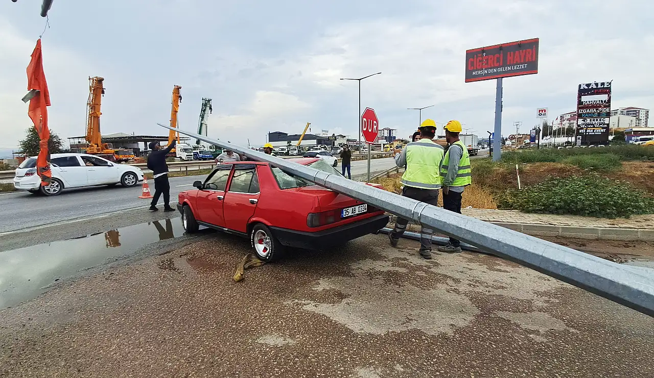 Faciadan dönüldü! Elektrik direği Tofaş otomobilin üzerine devrildi