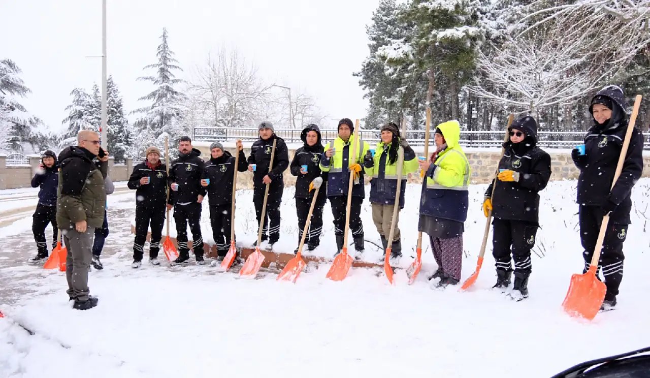 Akşehir Belediyesi'nden karla mücadele ekiplerine salep ikramı