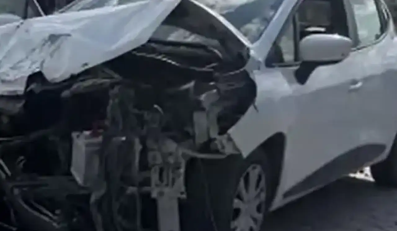 Konya'da öğrenci servisi ile otomobil çarpıştı: 8'i çocuk 9 kişi yaralandı