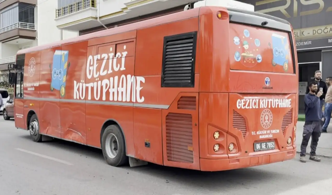 Otobüsün karıştığı zincirleme kaza! Araçlar hurdaya döndü