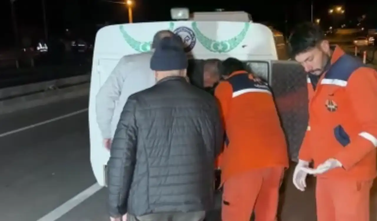 Yolun karşısına geçmeye çalışan yayalara otomobil çarptı: 3 ölü!