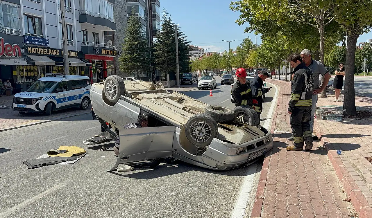 Konya'da kontrolden çıkan otomobil kaldırıma çarpıp takla attı