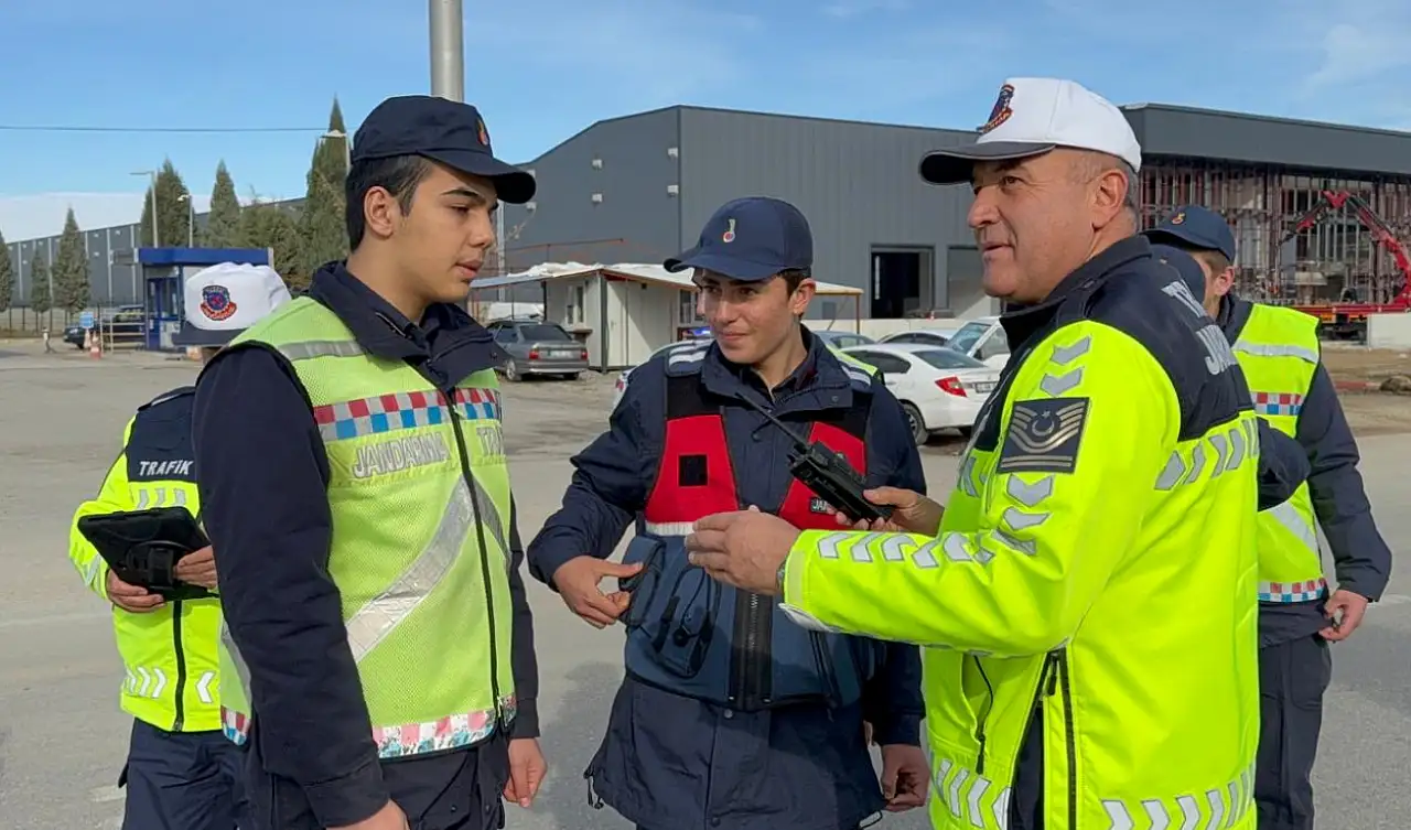 Konya'da özel öğrenciler jandarma ile trafik uygulamasına çıktı!