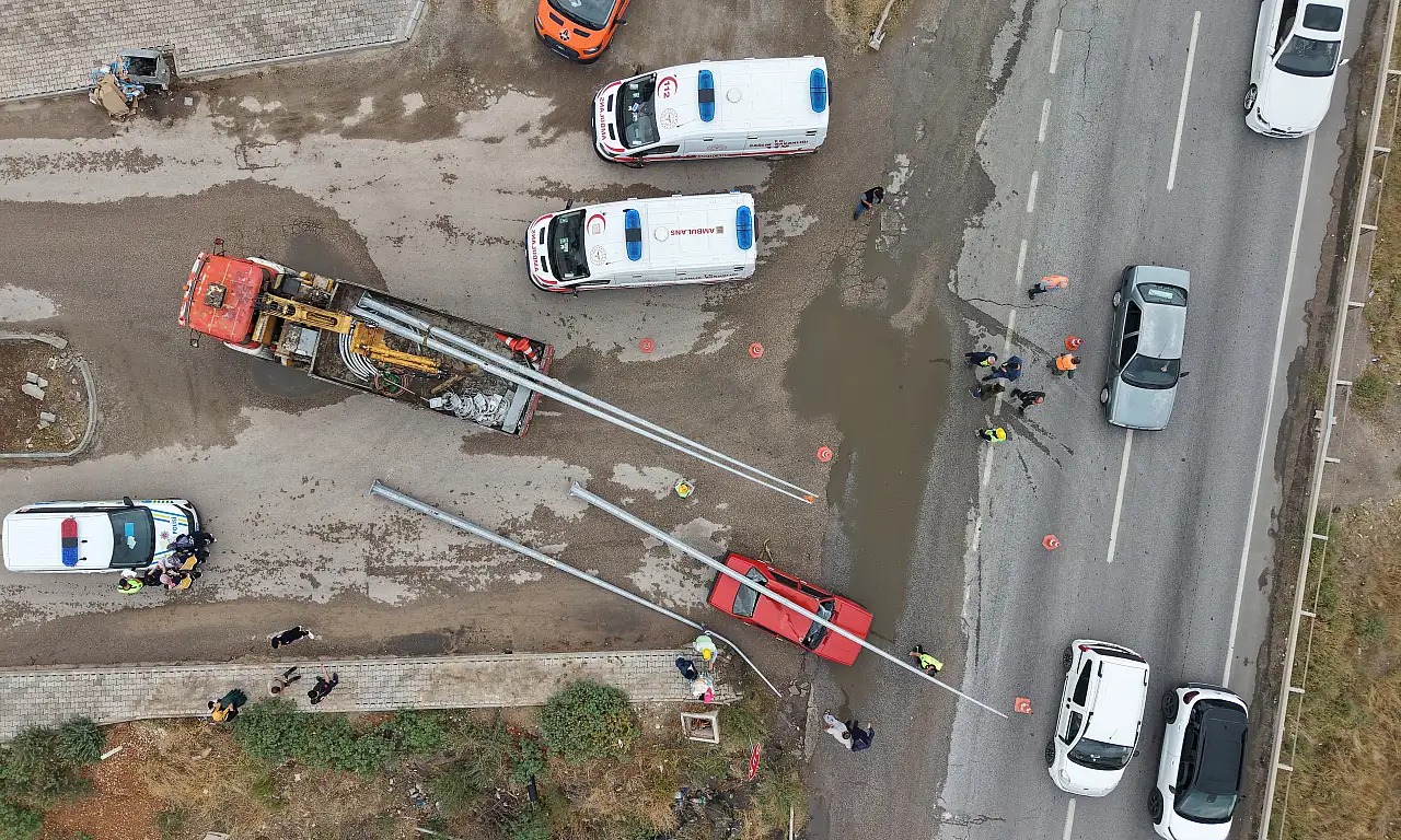 Faciadan dönüldü! Elektrik direği Tofaş otomobilin üzerine devrildi