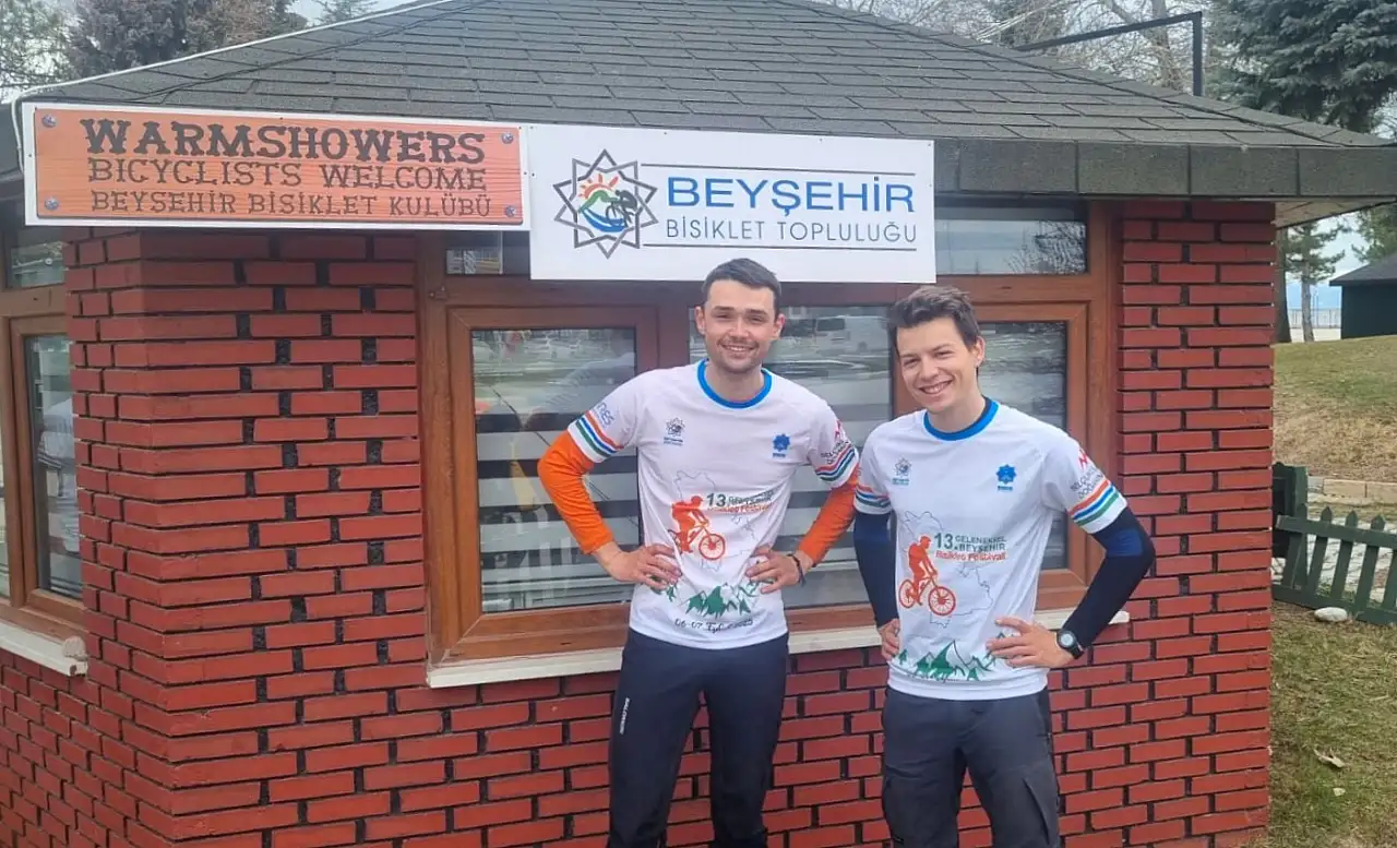Fransa'dan Çin'e pedal çeviren ikili, bisiklet şehri Konya'yı es geçmedi