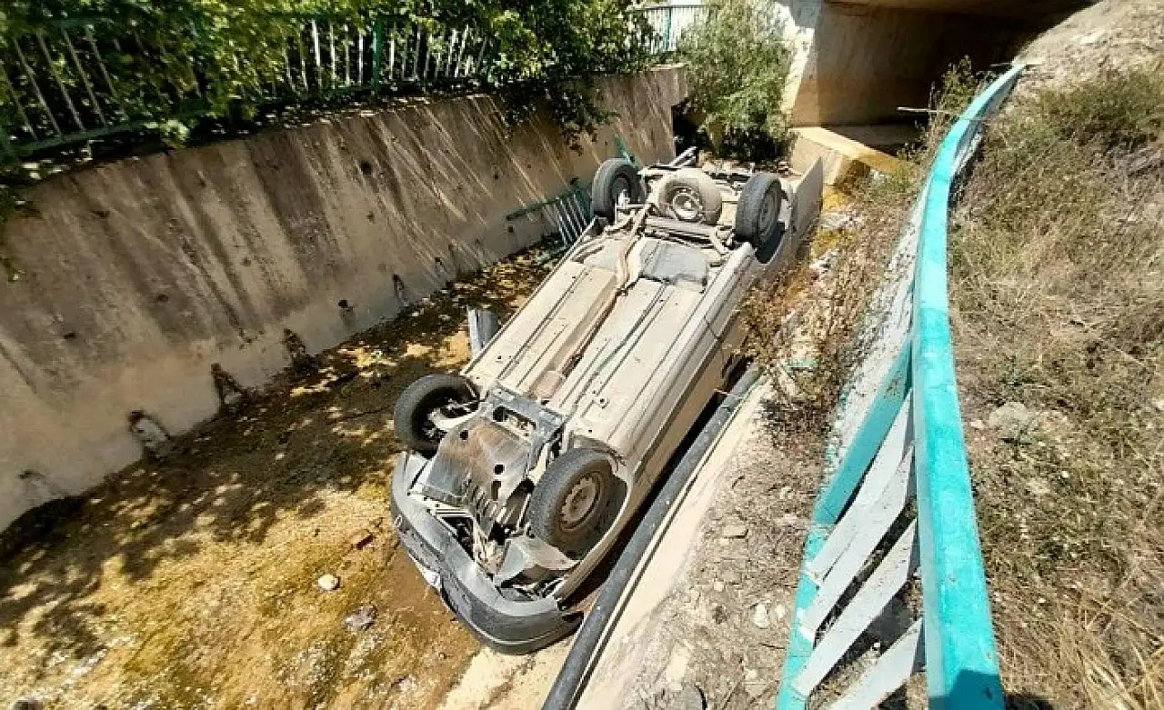 Otomobil dere yatağına devrildi