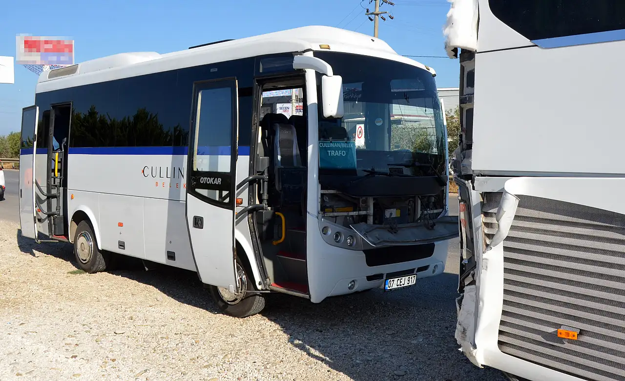 Servis aracı tur otobüsüne çarptı: 1'i ağır 6 yaralı