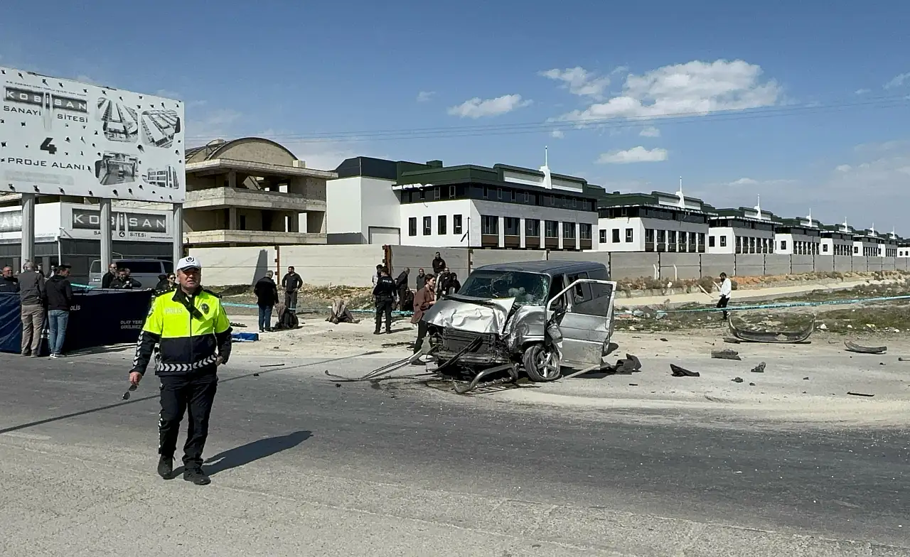 Konya'da tır ile minibüs çarpıştı: 1 ölü, 4 yaralı