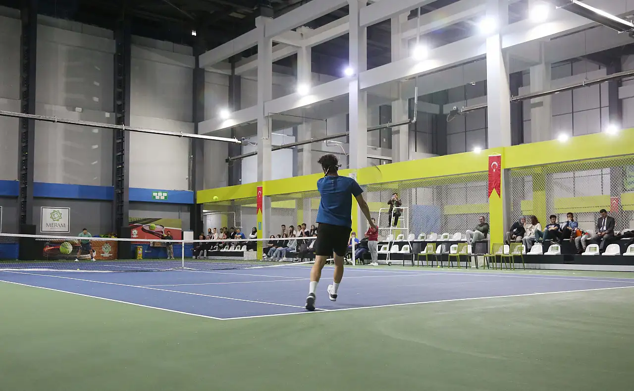 Konya Meram'da aile bağları tenisle güçleniyor