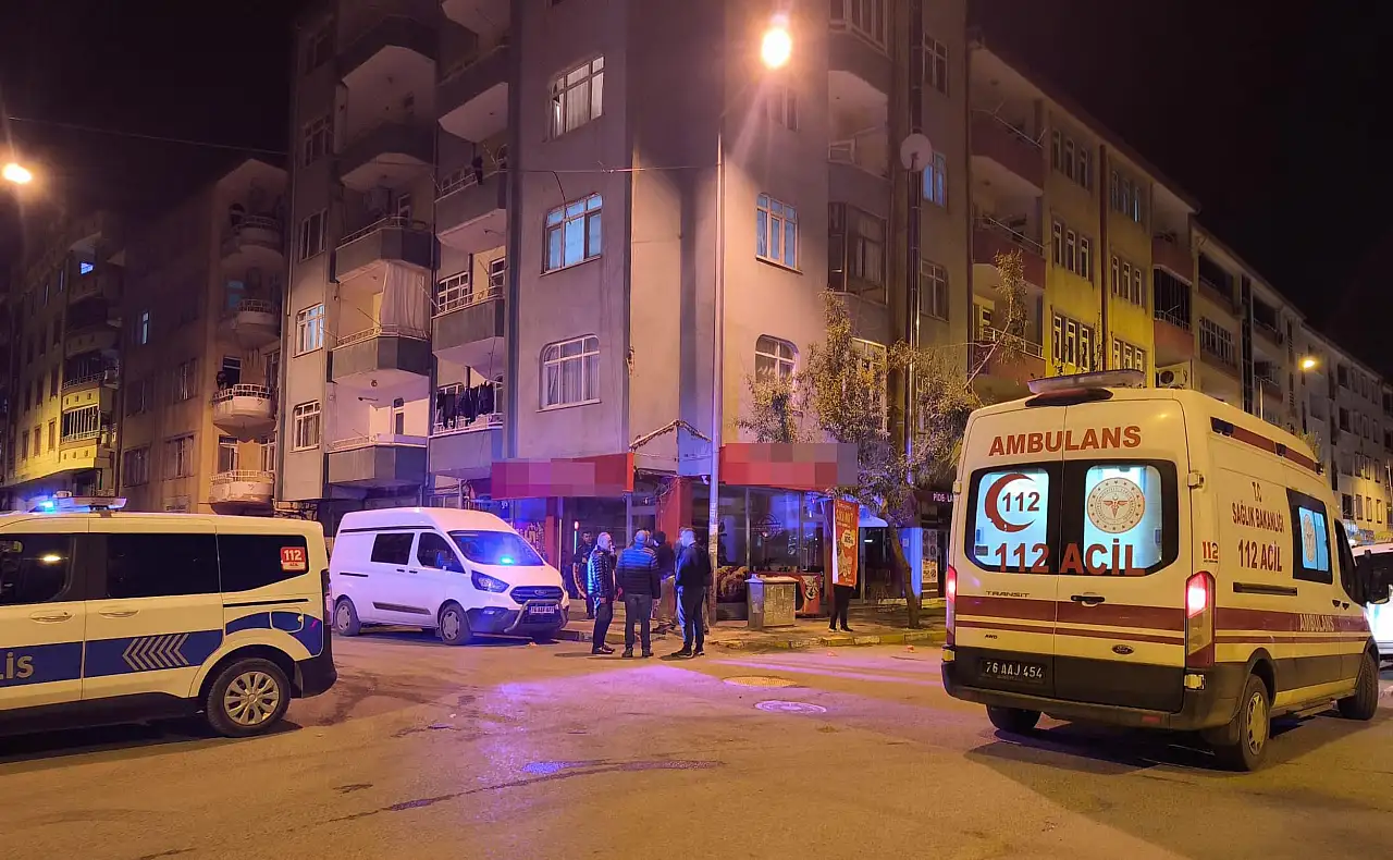 5 katlı binadan yükselen silah sesi: Daireye giren ekipler acı manzarayla karşılaştı
