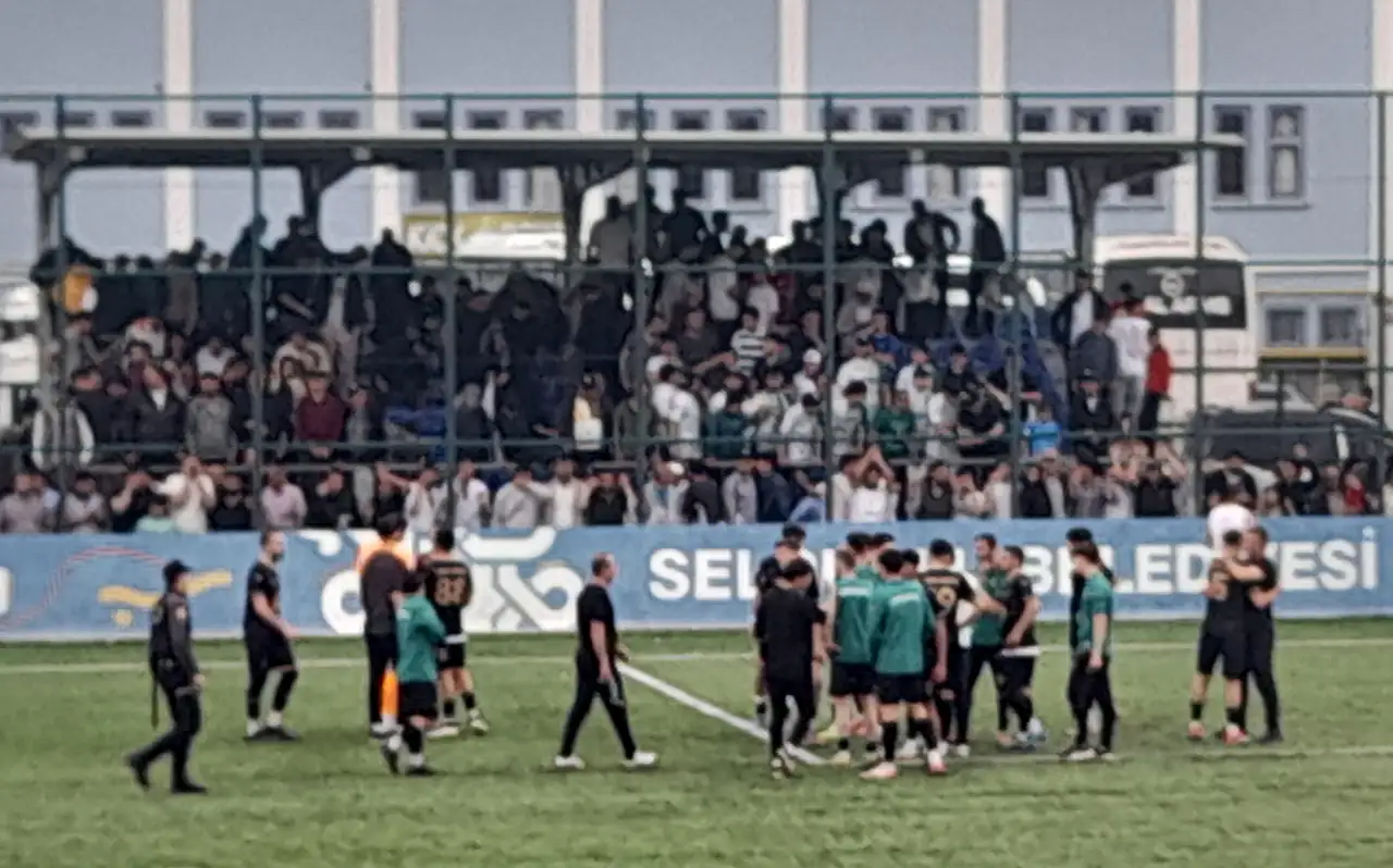 Olaylı maçta Üzümlüspor finale yükseldi