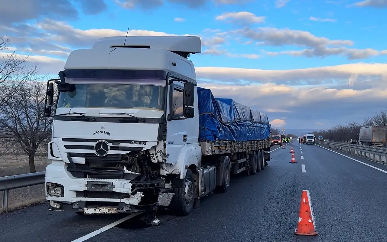 Konya'da hafif ticari araç ile TIR çarpıştı: Fatma Sarıkaya hayatını kaybetti
