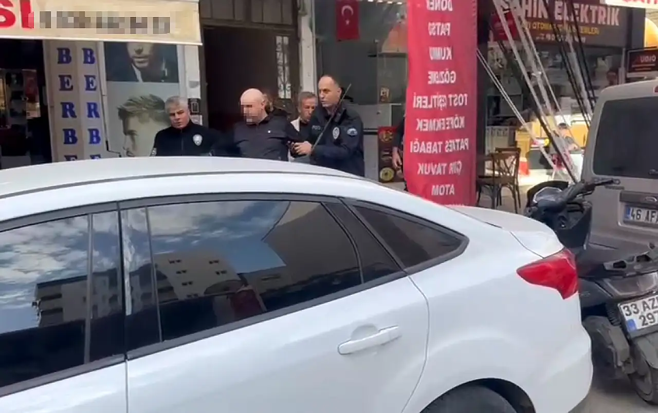 Alkol aldı, üstünü tamamen çıkarıp sokakta yürüdü