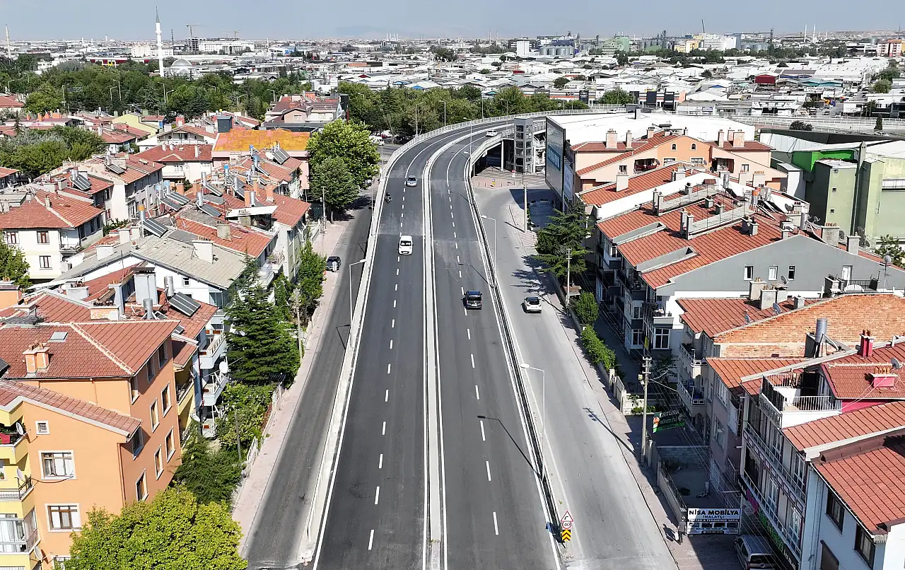 Konya'da iki önemli üst geçit yenilendi! 2 bin 500 ton asfalt kullanıldı