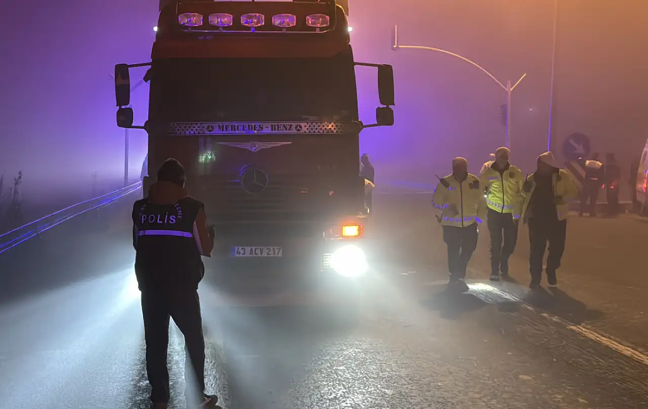 Otomobil TIR'a çarptı, 4 kişi hayatını kaybetti!