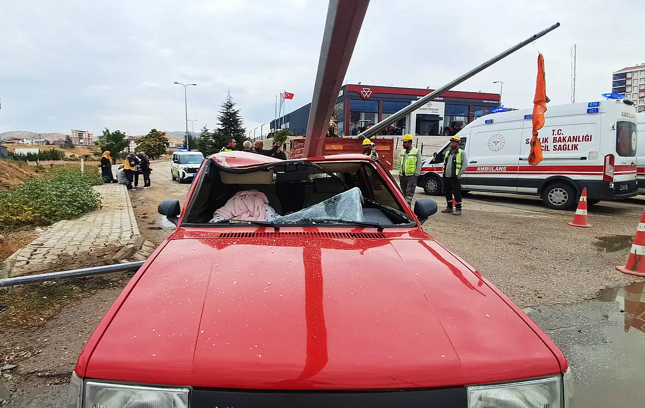 Faciadan dönüldü! Elektrik direği Tofaş otomobilin üzerine devrildi