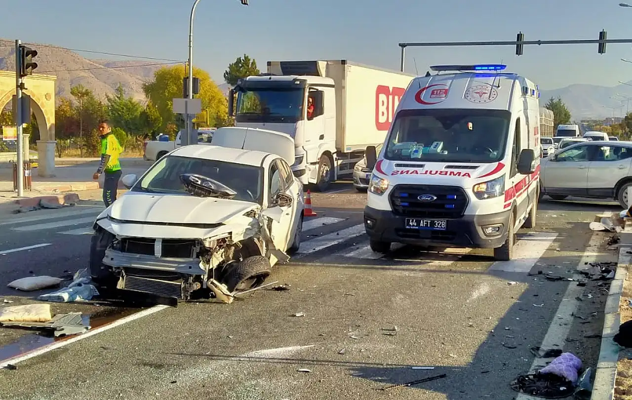 İki otomobil çarpıştı: 2 yaralı