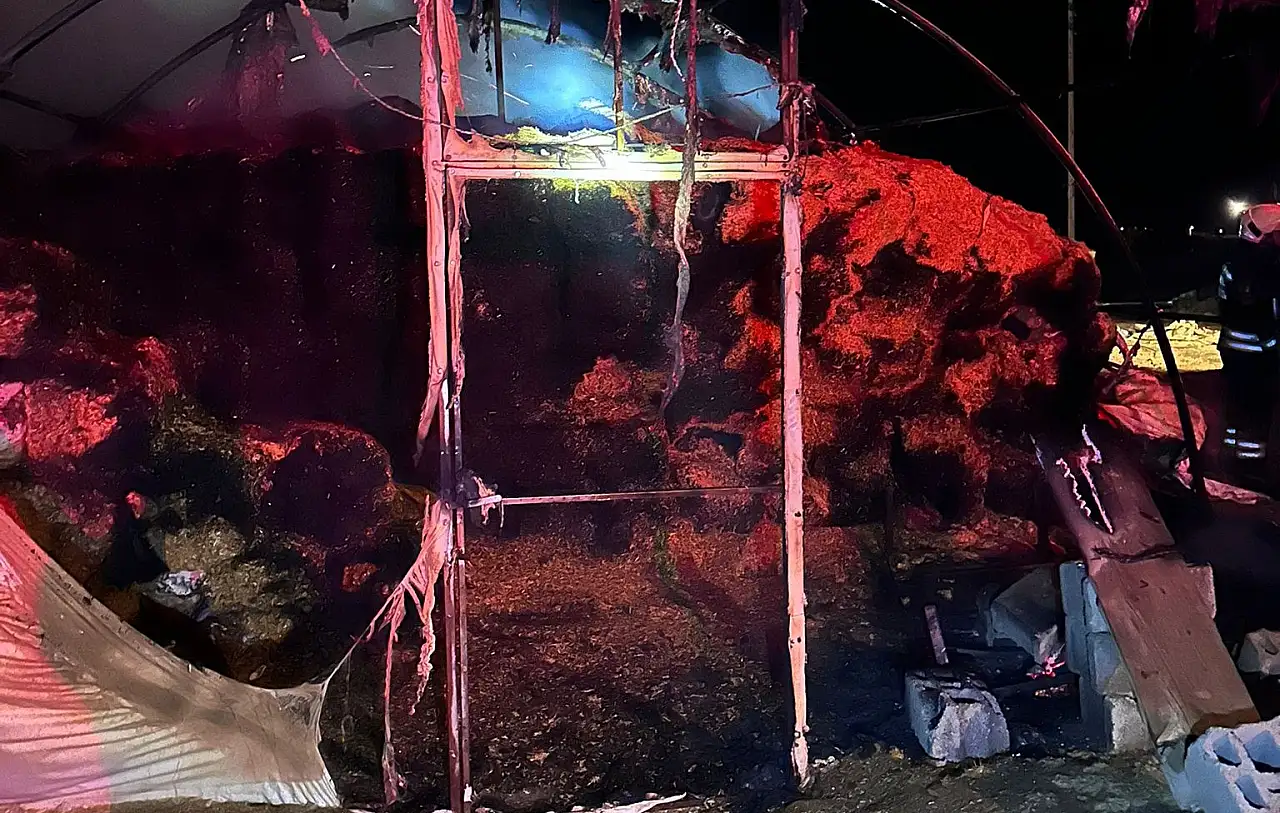 Konya'da arazide saman balyası yangını: 20 ton saman ve 8 ton arpa kül oldu