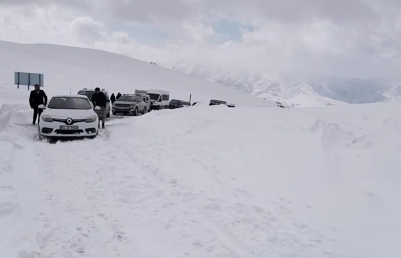 Tipi nedeniyle araçlarında mahsur kalan vatandaşlar kurtarıldı