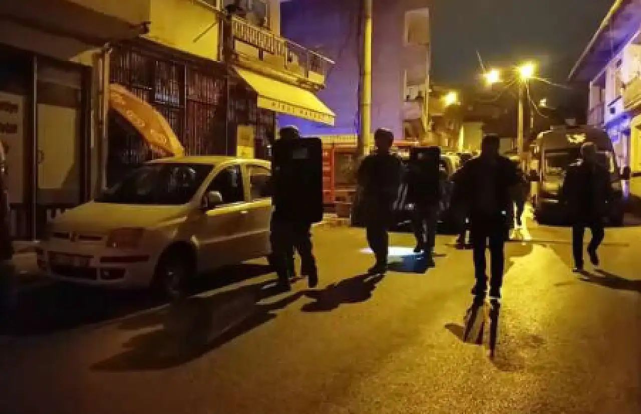 Gözü dönen evlat annesini bıçakla rehin aldı!