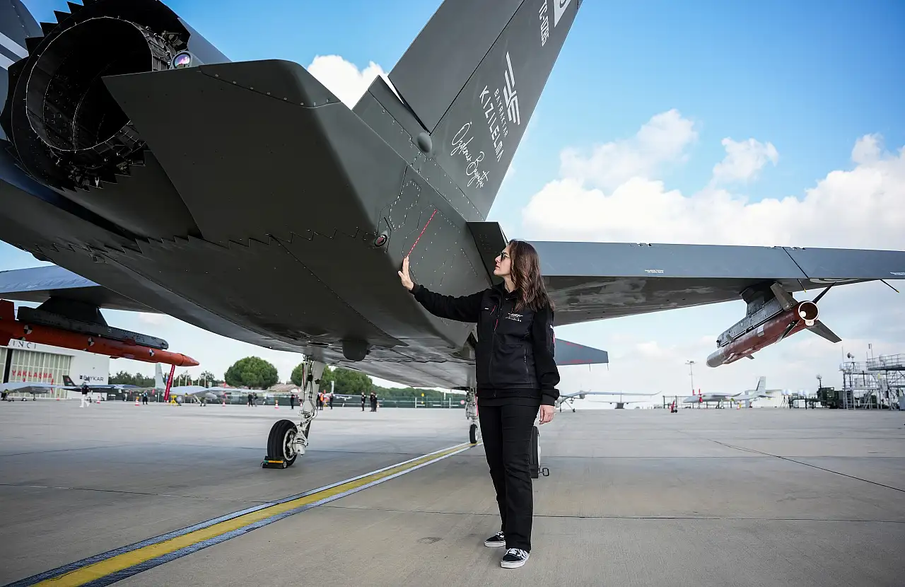 Türkiye'nin ilk insansız savaş uçağı KIZILELMA'ya kadın eli