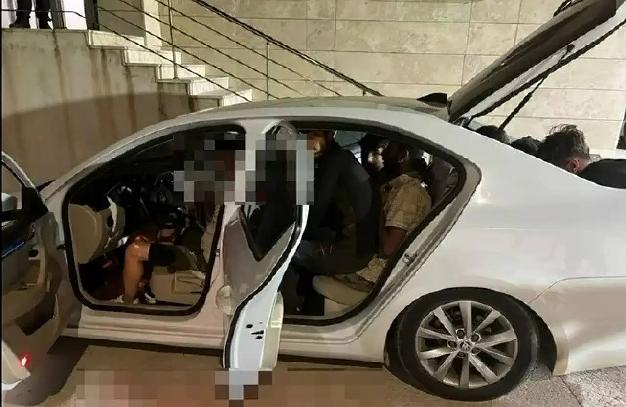 4 kişilik araca 9 göçmen sığdırdı: Rekor cezadan kaçamadı!