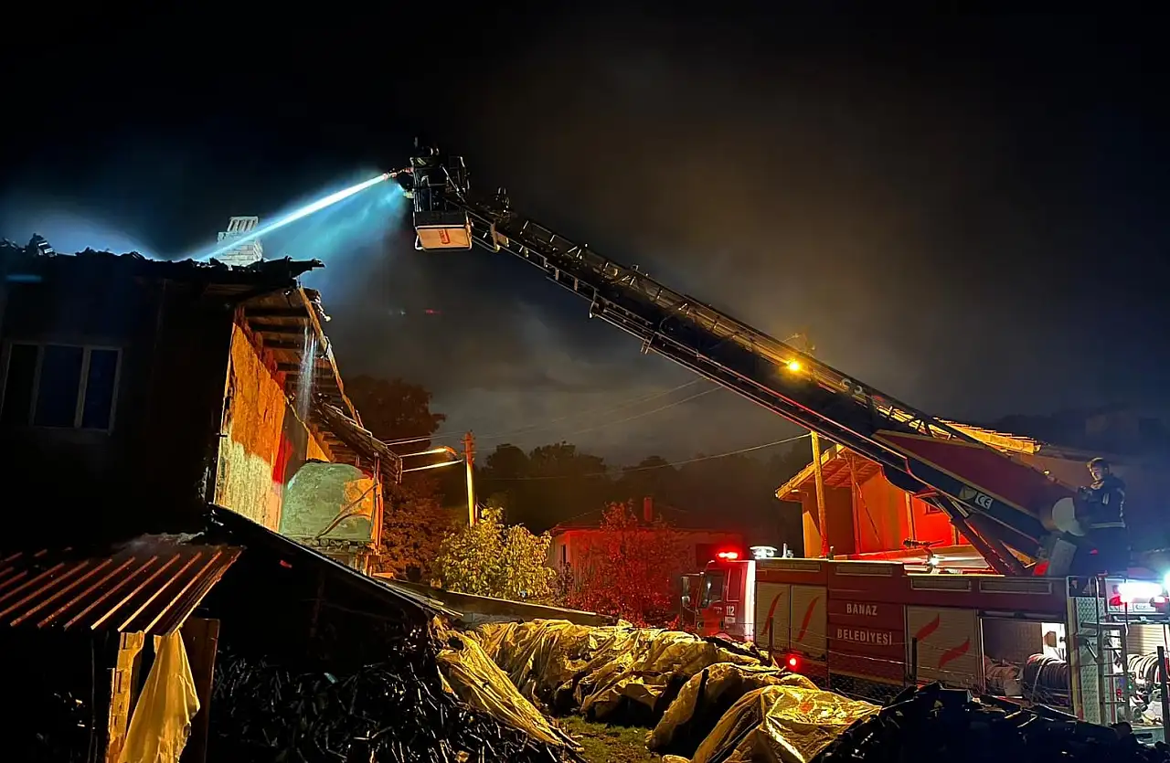 Yıldırım düşen evin çatısında yangın çıktı