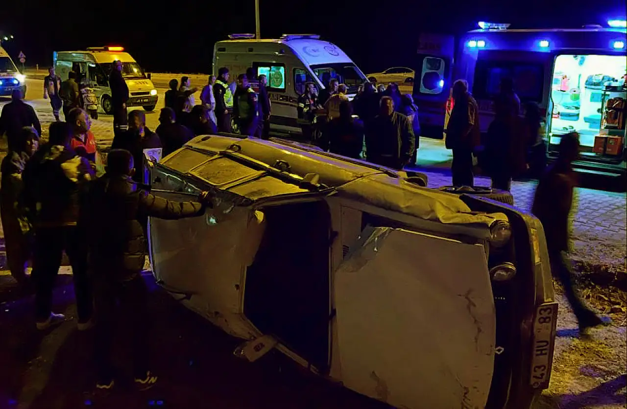 Devrilen otomobildeki anne hayatını kaybetti, baba ve kızı yaralandı