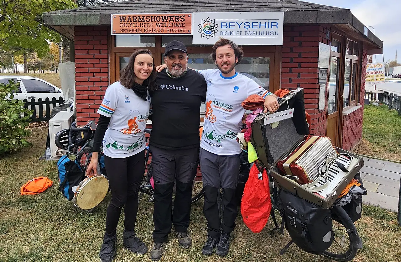 Konya'da tatlı mola! Bisikletlerindeki enstrümanlarla Beyşehir'e geldiler