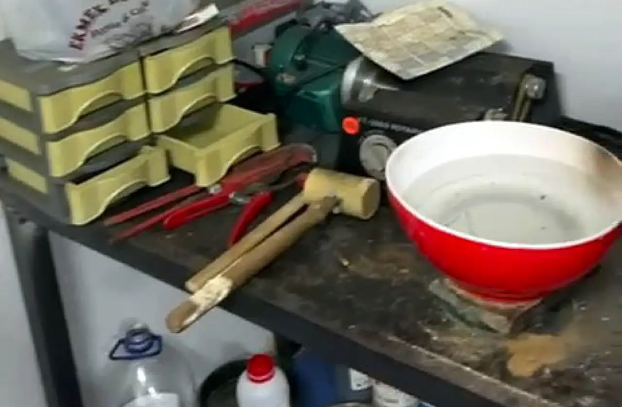 Güzellik merkezi tabelasının altından çıkanlar hayrete düşürdü