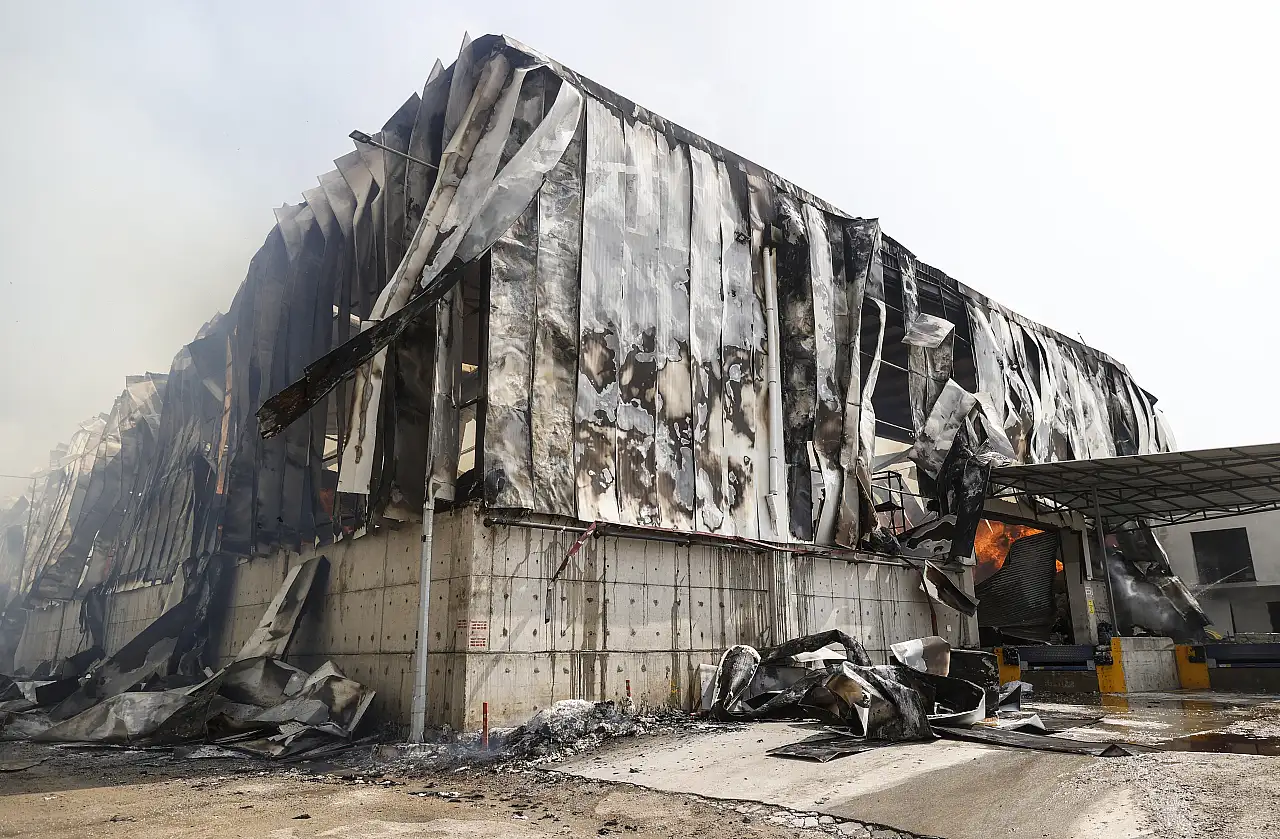 Pamuk deposunda çıkan yangın kontrol altında