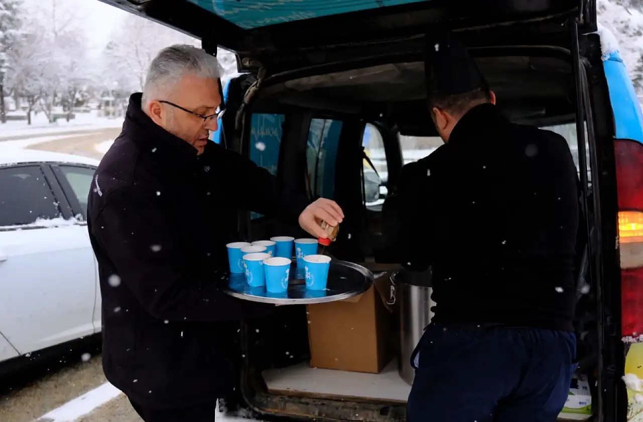 Akşehir Belediyesi'nden karla mücadele ekiplerine salep ikramı