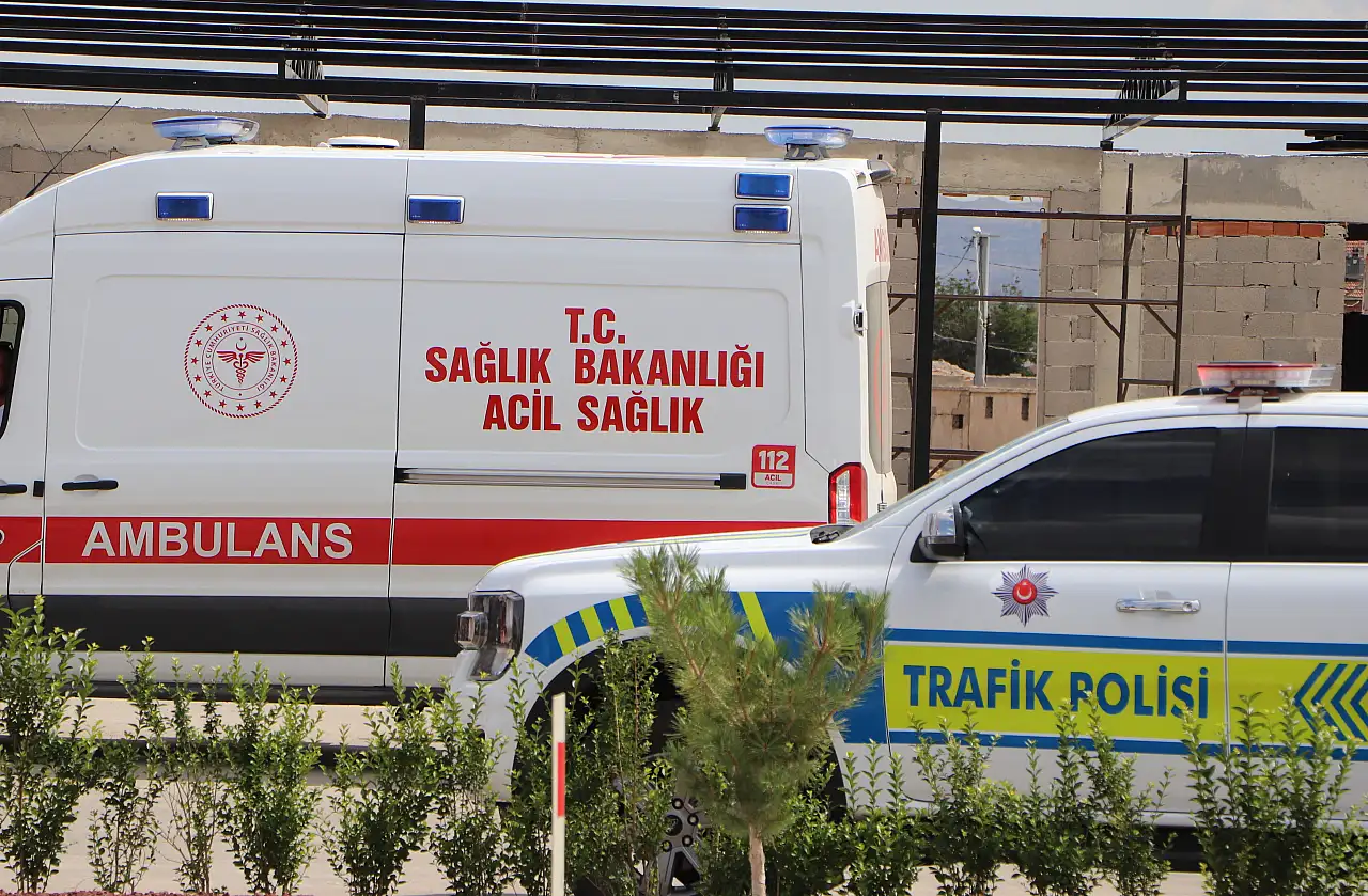 Konya yolunda otomobil bariyerlere çarptı