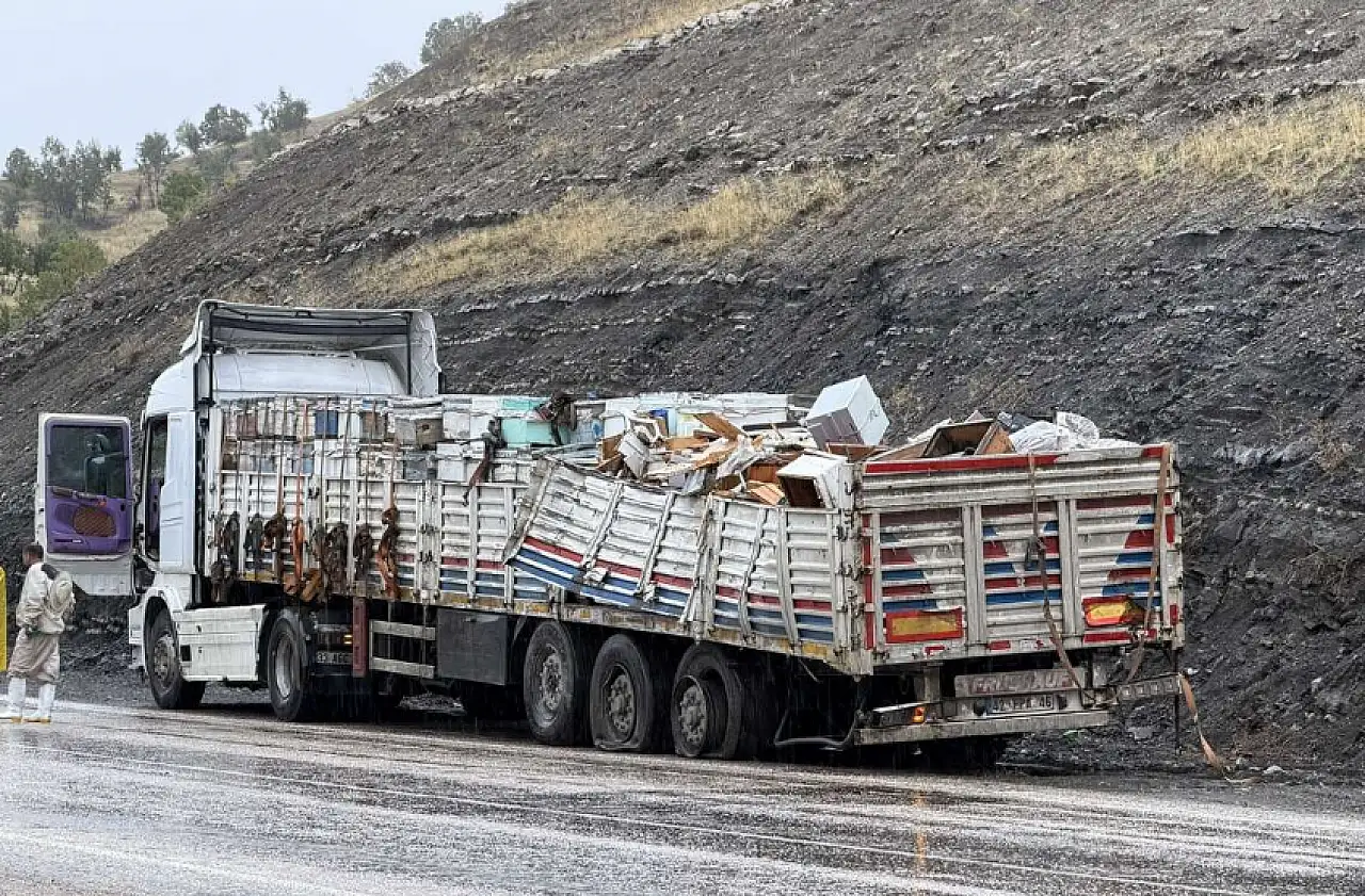 Konya plakalı TIR yolcu otobüsüyle çarpıştı: 1 ölü ve çok sayıda yaralı var!