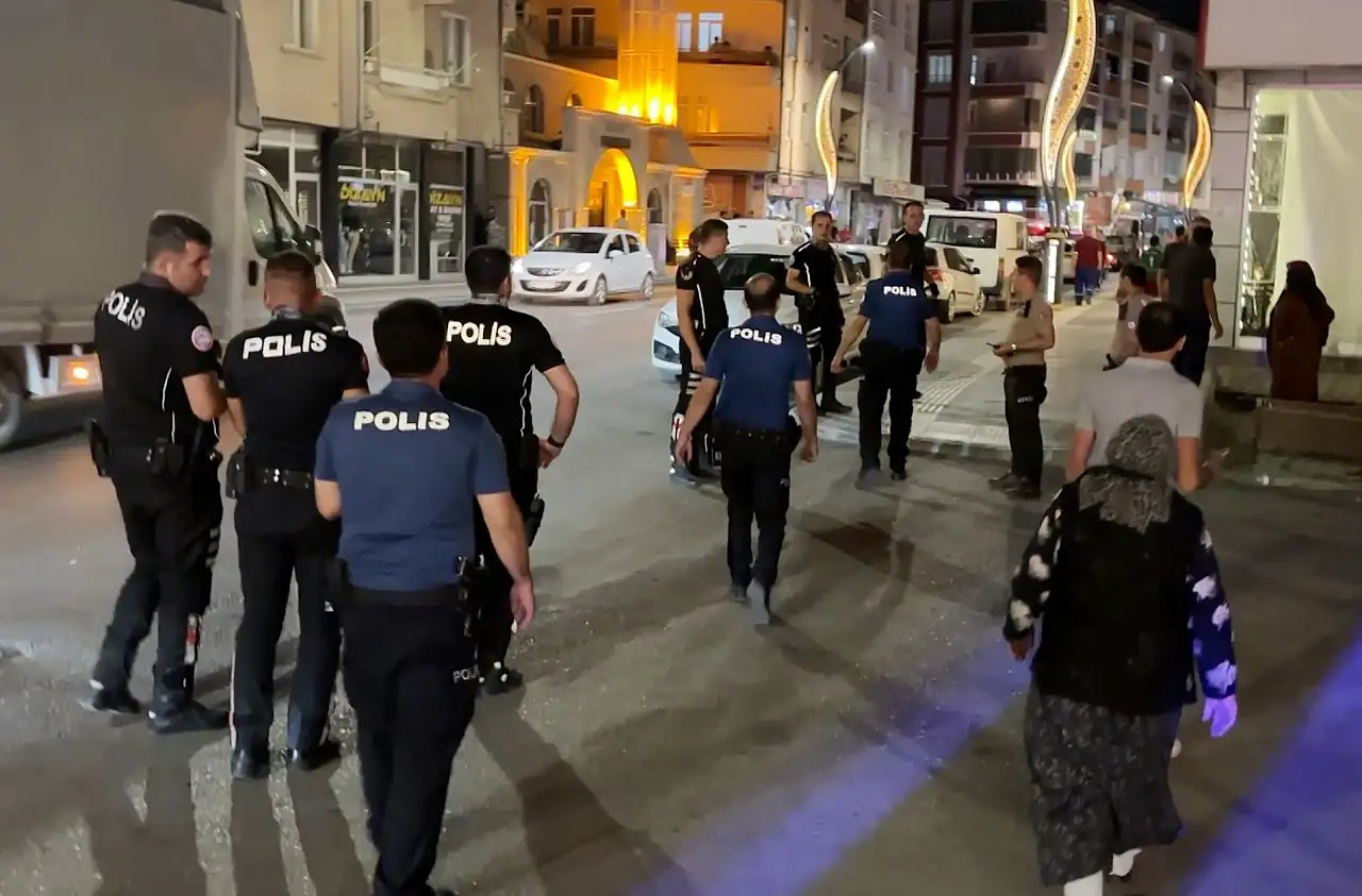 Aile kavgasında ilginç gözaltı! Biri direndi, diğeri oynayarak gitti
