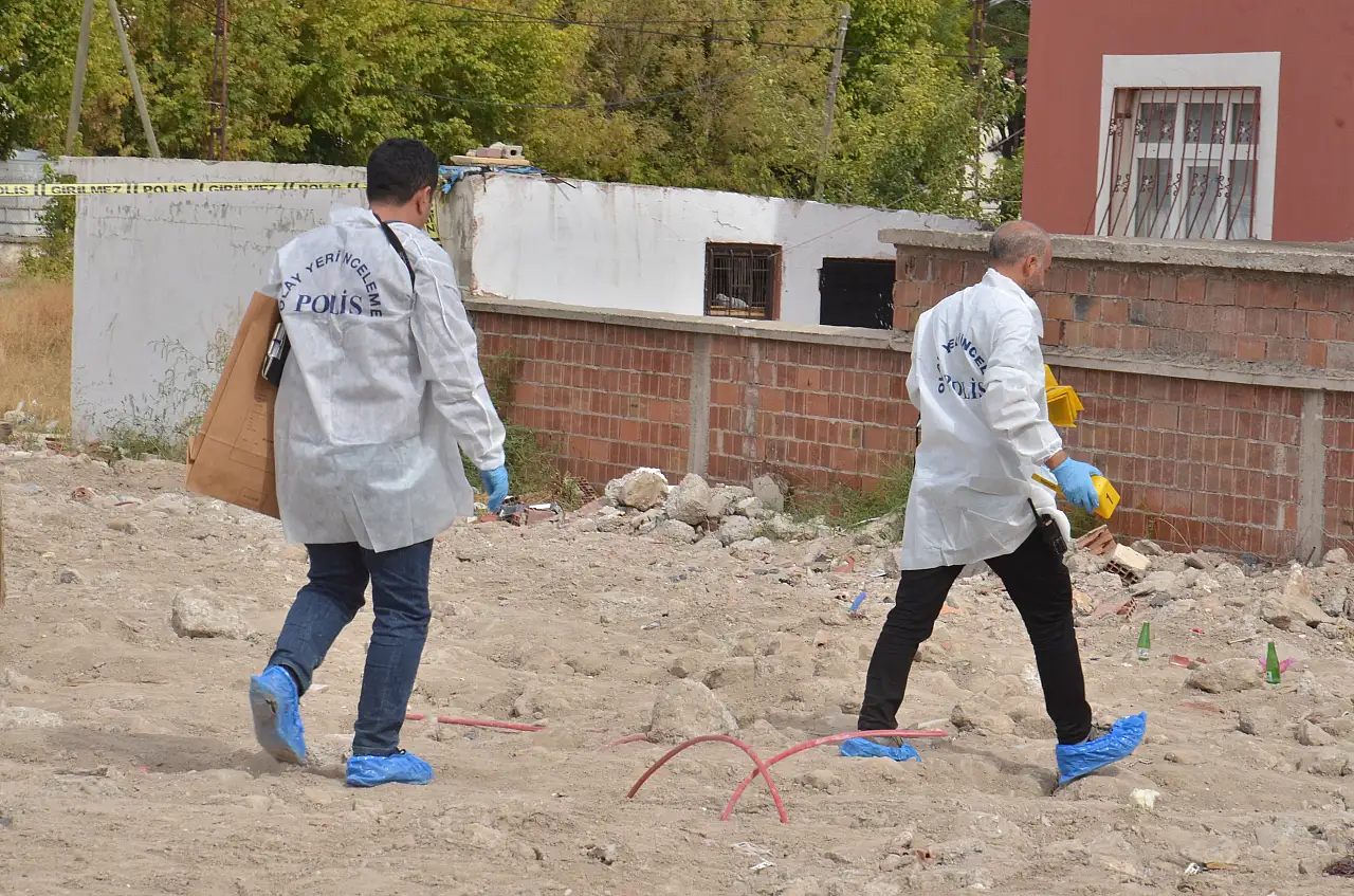 Önce kız arkadaşını sonra kendini öldürdü!