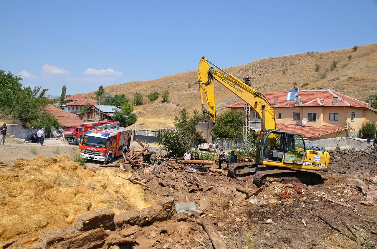 Evde çıkan yangın yan binaya da sıçradı