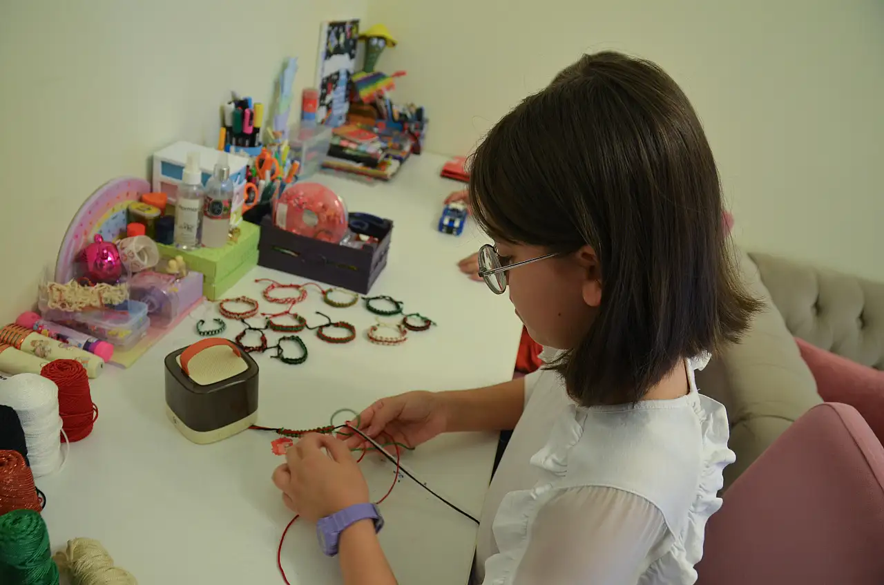 Konyalı Zeynep, ördüğü bilekliklerden elde ettiği geliri Gazze'ye bağışladı