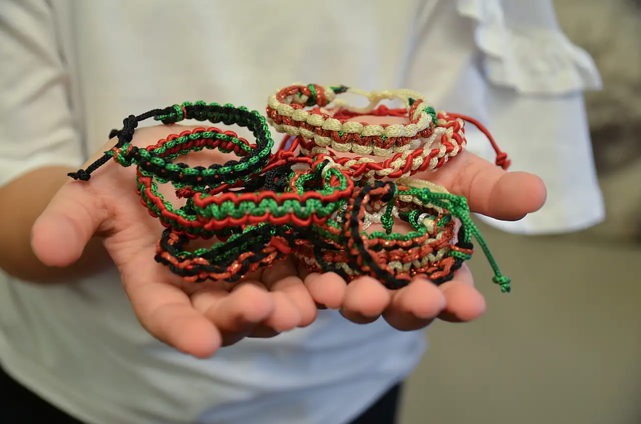 Konyalı Zeynep, ördüğü bilekliklerden elde ettiği geliri Gazze'ye bağışladı