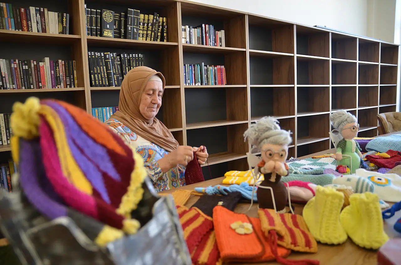 Konya'da 'örgücü bayan' olarak tanınıyor: Örgüleriyle huzurevine destek oluyor